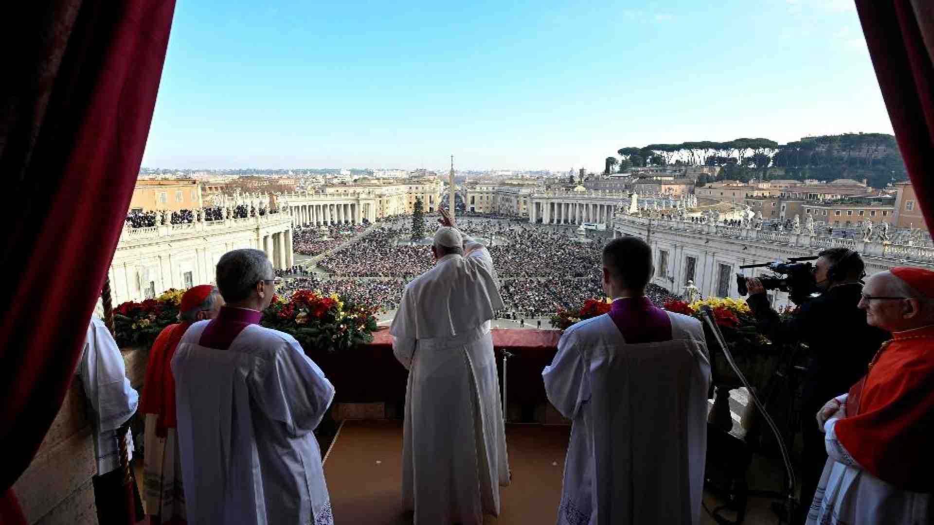 Immagine di Papa Francesco: «Tacciano le armi. Viviamo una carestia di pace»
