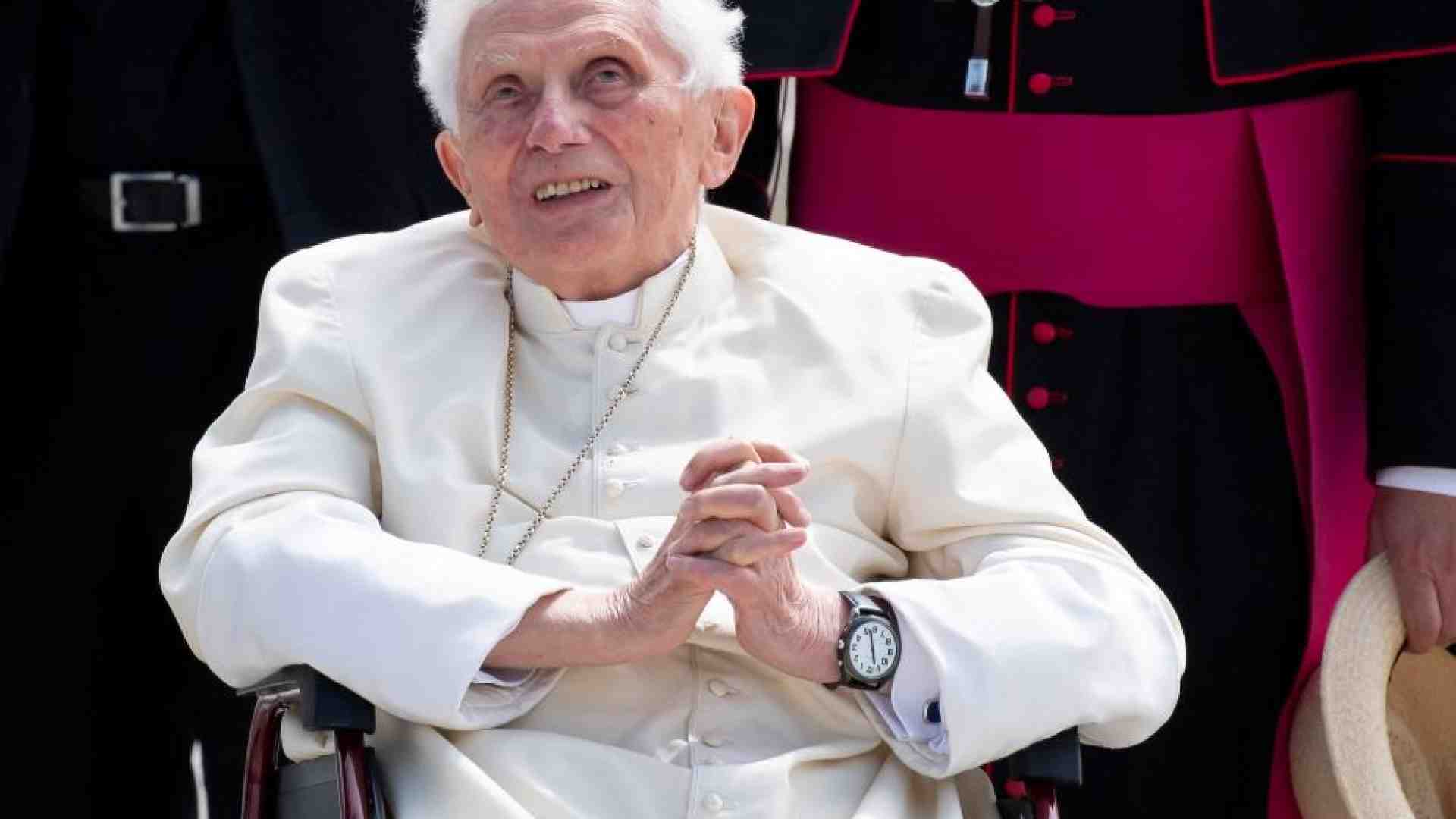Immagine di Papa Francesco va a trovare Benedetto «malato». La preghiera della Cei