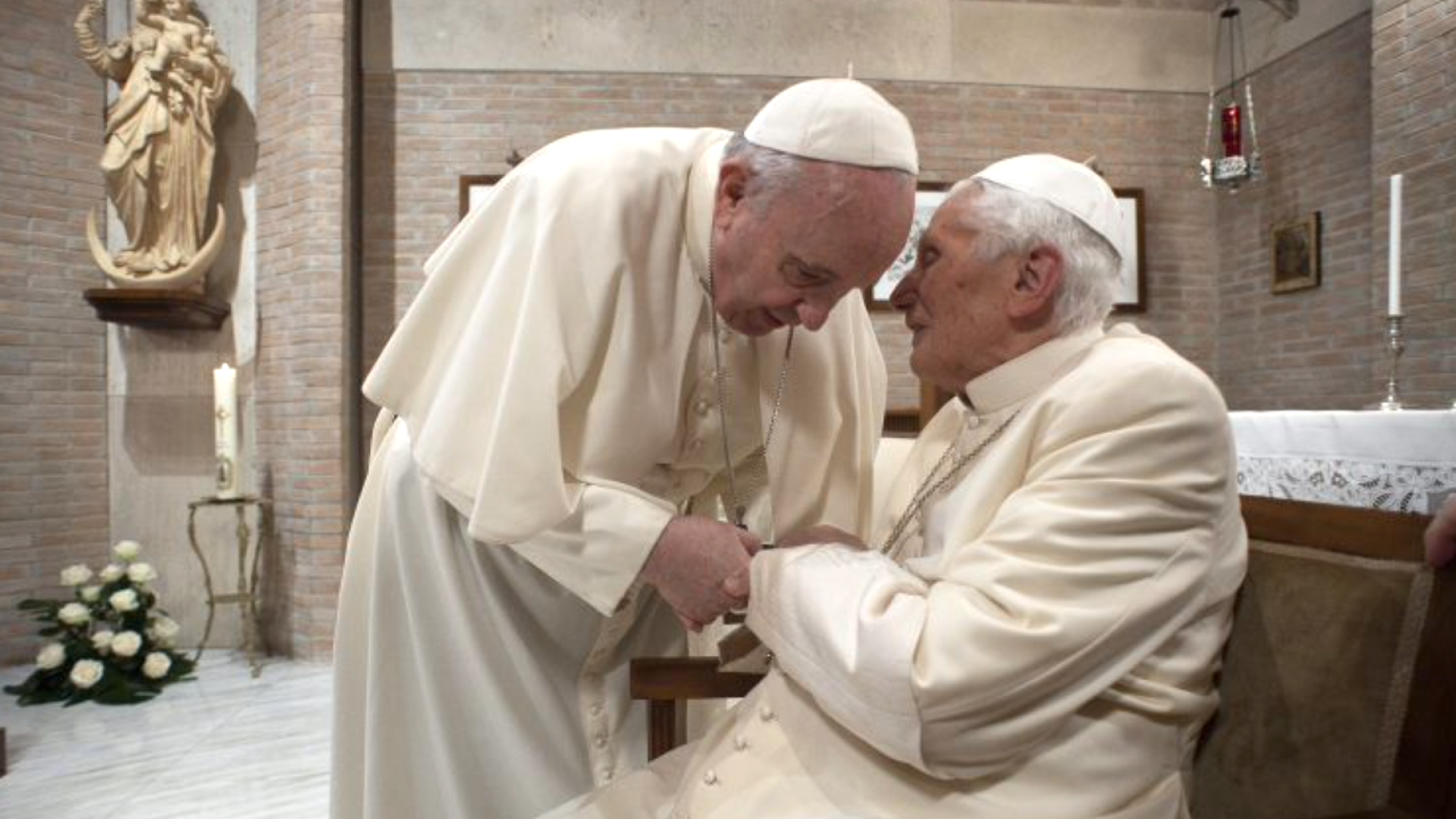 Immagine di Papa Francesco: “Una preghiera per il Papa emerito Benedetto, è molto malato”