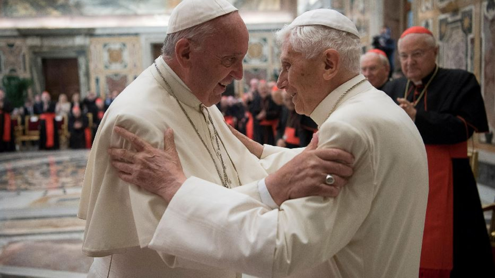 Immagine di Papa Francesco chiede di pregare per Benedetto: «È molto malato»