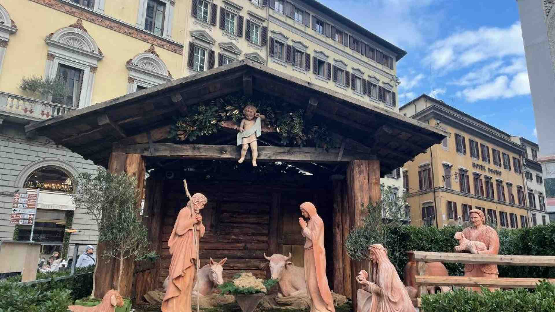 Immagine di Rubata e ritrovata la statua del Bambin Gesù del presepe sul sagrato del Duomo