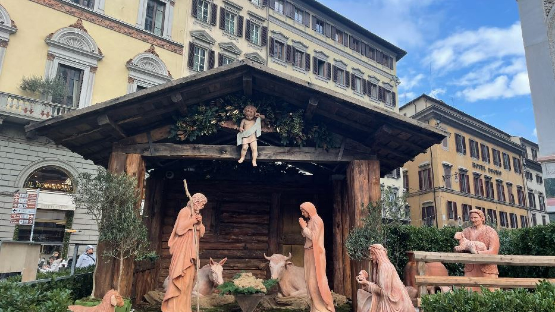 Immagine di Rubata e ritrovata la statua del Bambin Gesù del presepe sul sagrato del Duomo