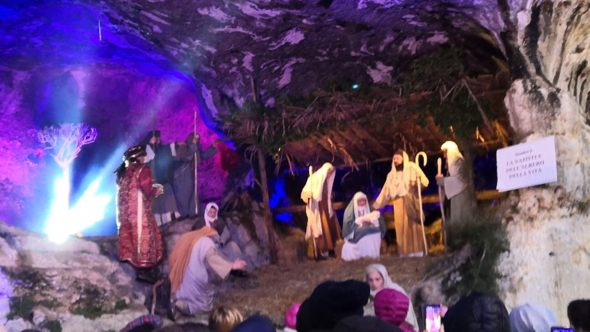 Immagine di Il presepe vivente nella grotta. Tutto il paese diventa Betlemme