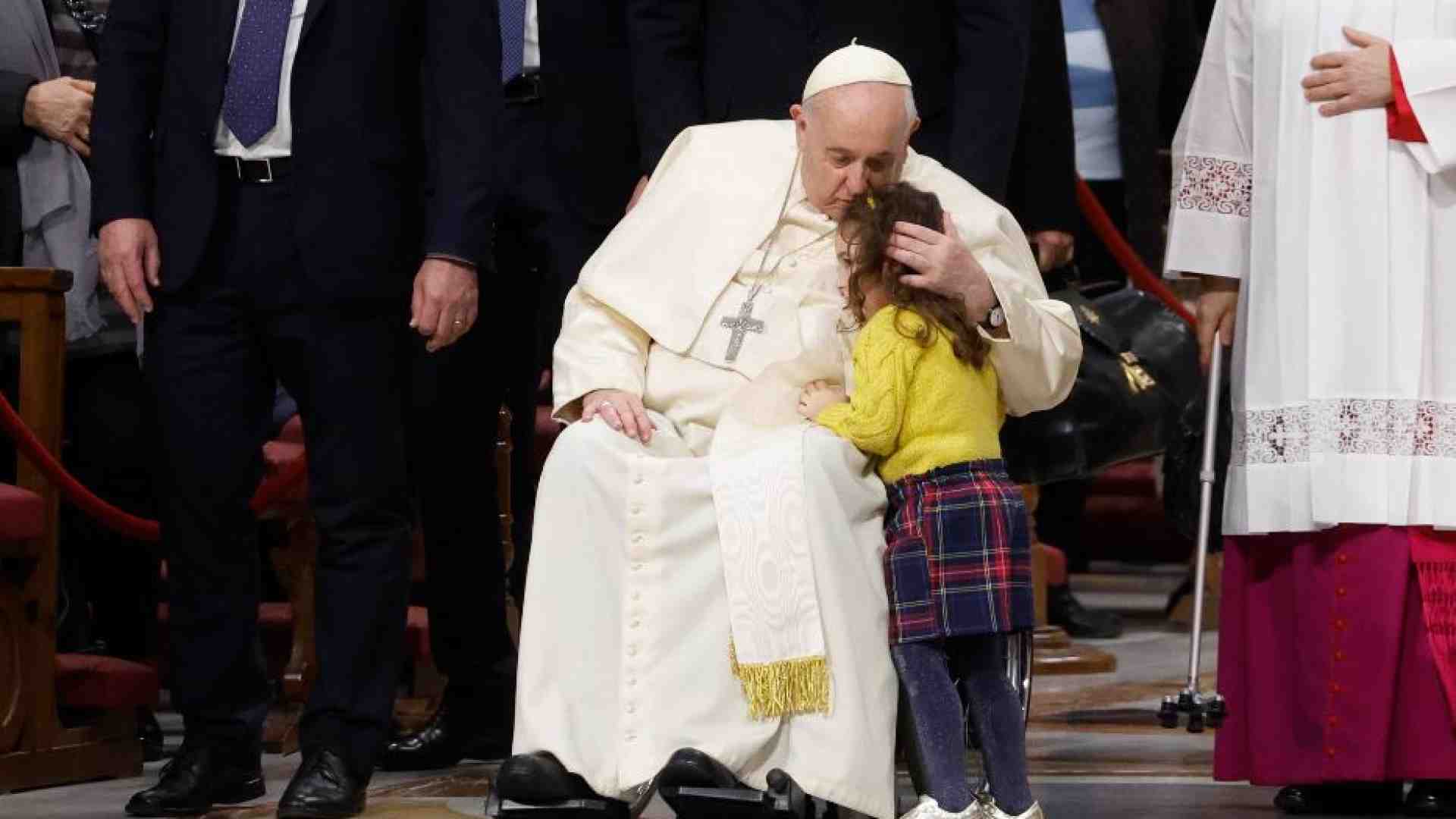 Immagine di Papa Francesco: gratitudine per il dono di Benedetto, persona gentile
