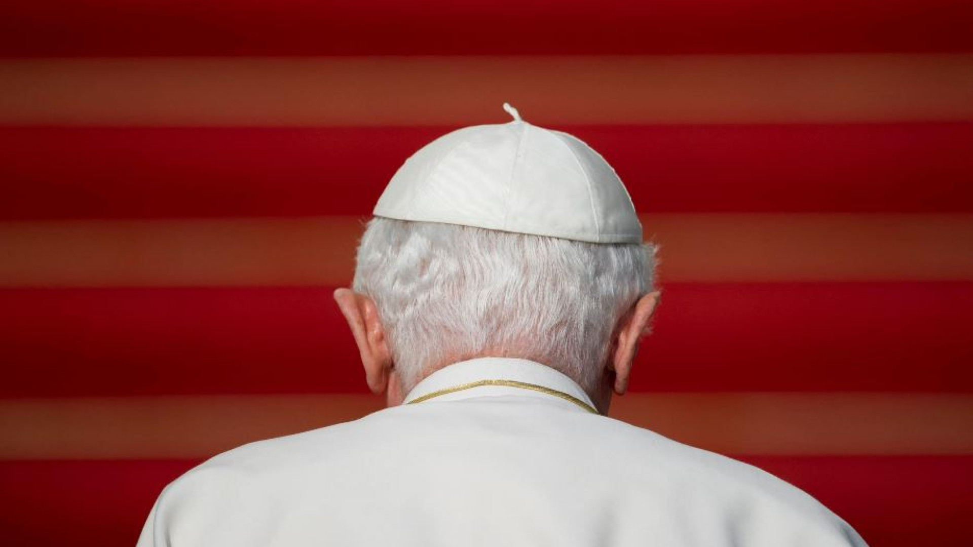 Immagine di Benedetto XVI: «Attraverso con fiducia la porta oscura della morte»