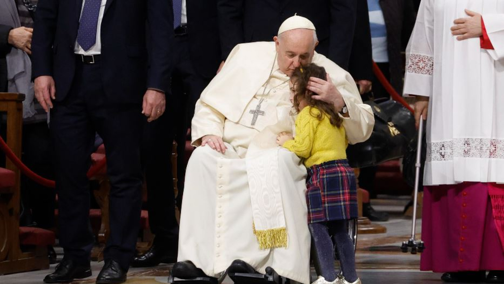 Immagine di Papa Francesco: gratitudine per il dono di Benedetto, persona gentile