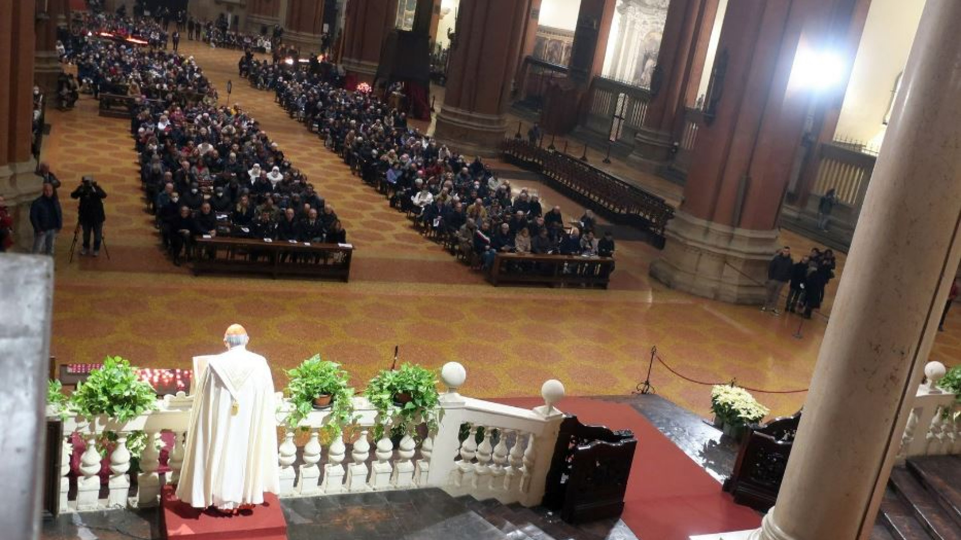 Immagine di Zuppi: «Sulla scia di Benedetto XVI siate operatori e artigiani di pace»