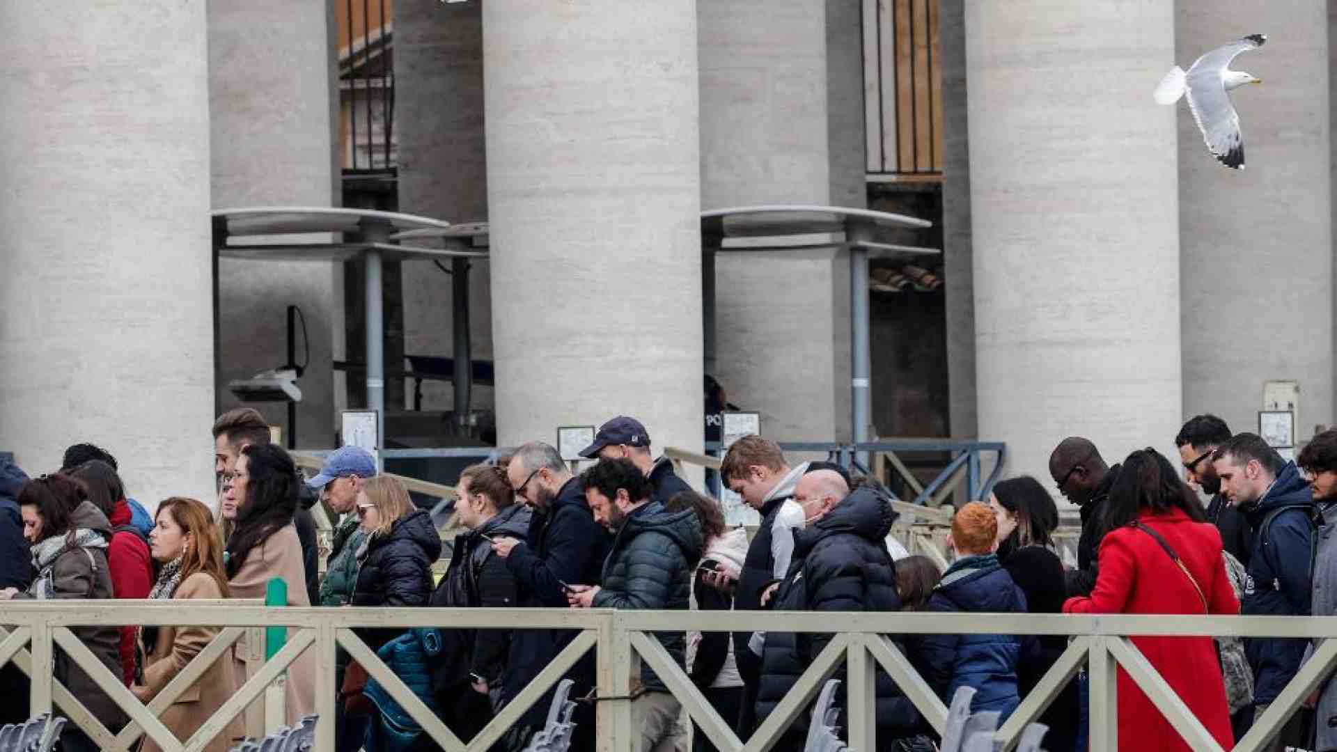 Immagine di Anche oggi migliaia in coda per rendere omaggio a Benedetto