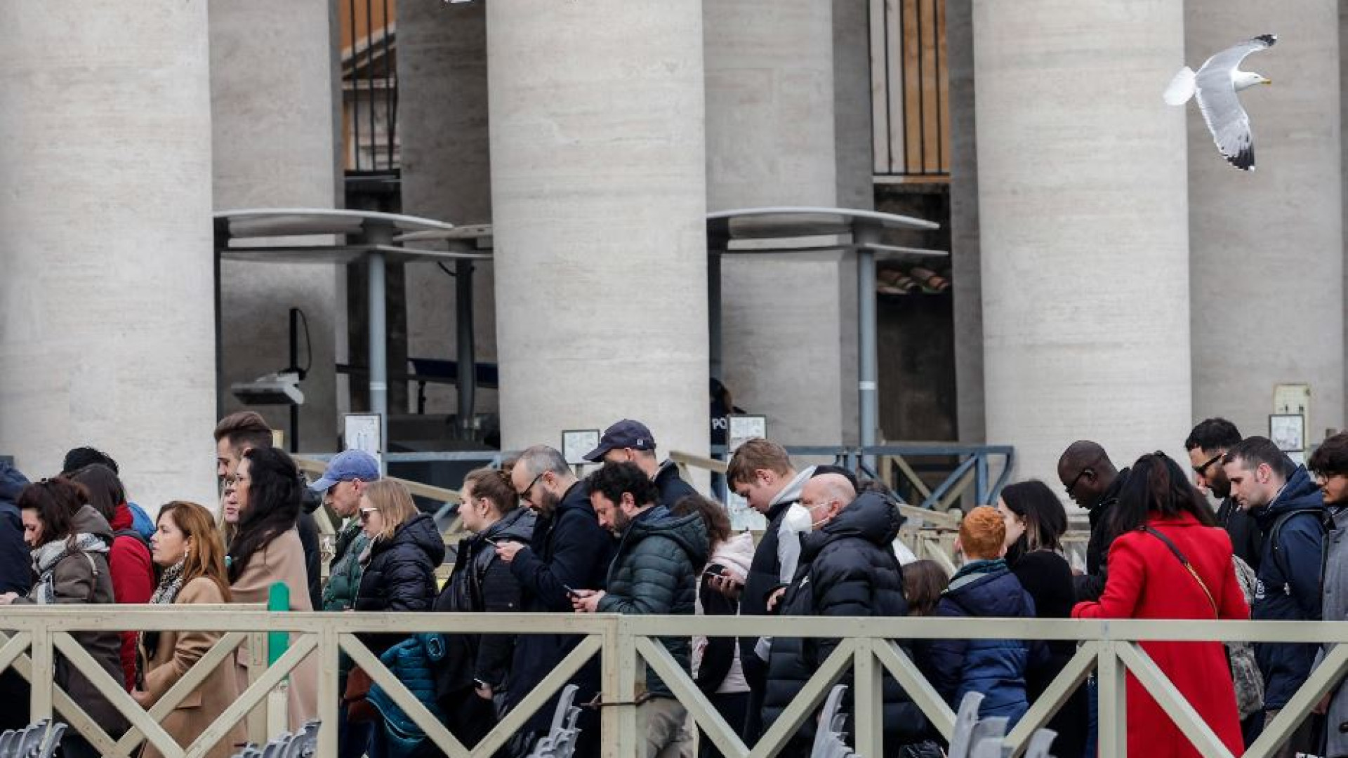 Immagine di Anche oggi migliaia in coda per rendere omaggio a Benedetto