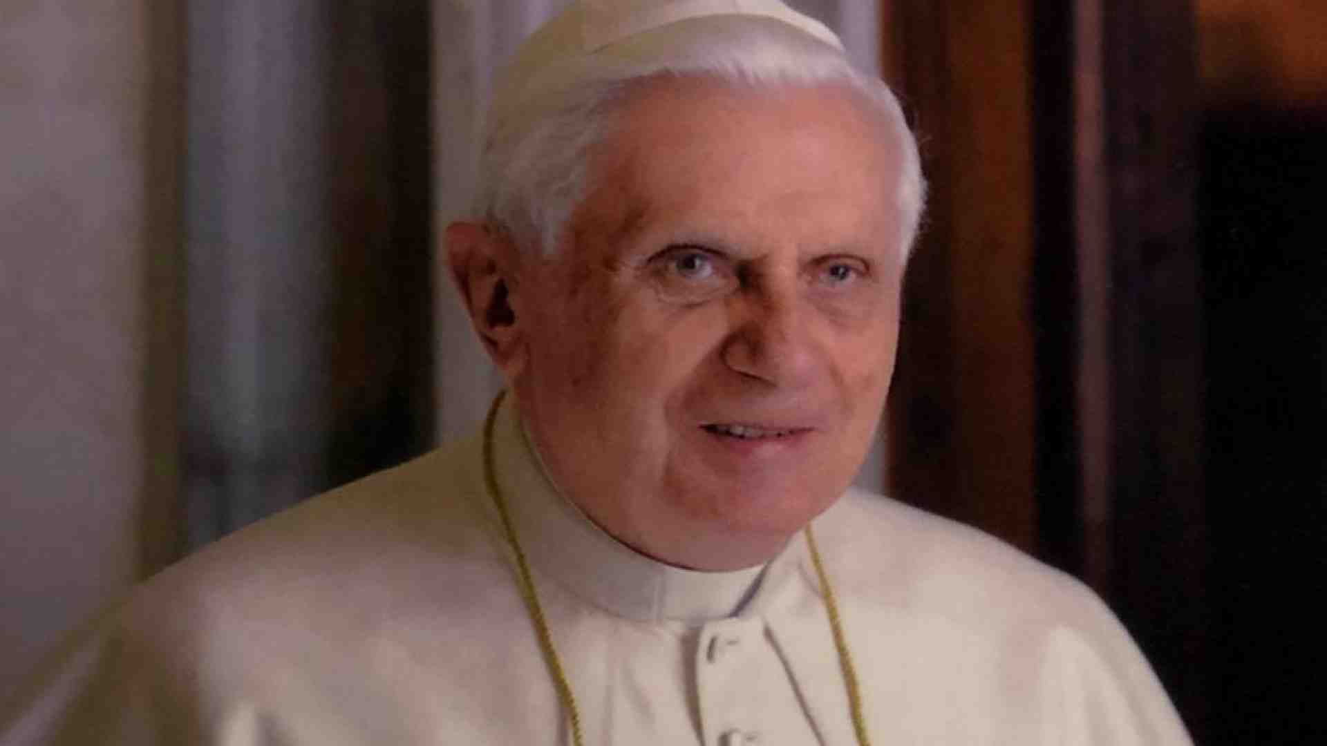 Immagine di La foto di Benedetto XVI distribuita ai fedeli in piazza San Pietro