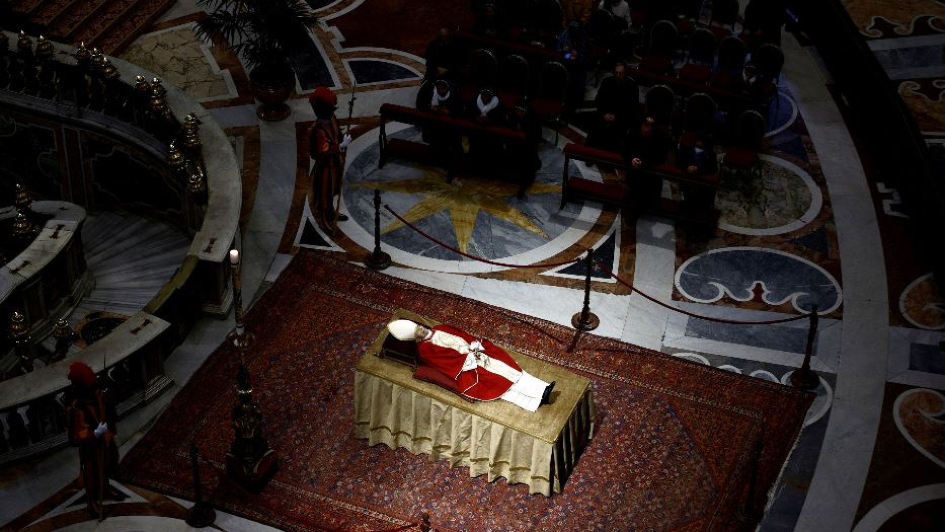 Immagine di L'attesa per le esequie di Benedetto XVI