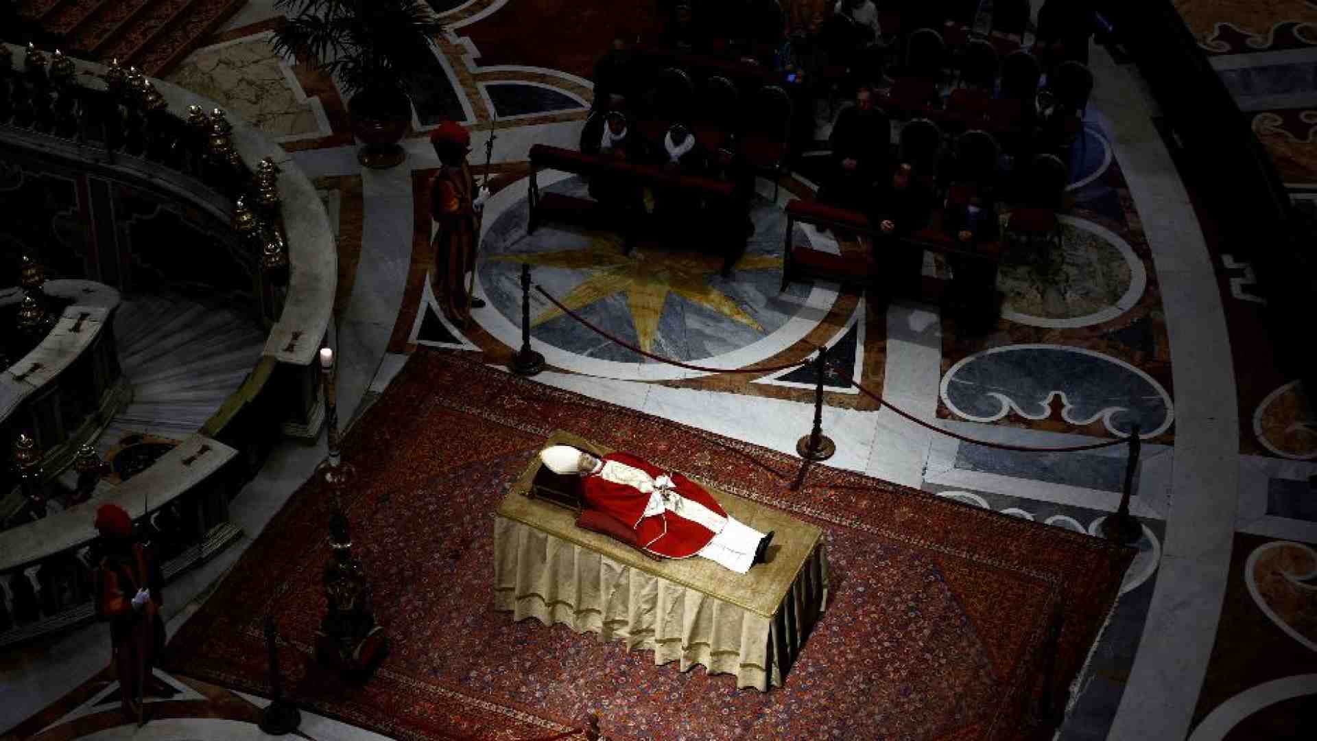 Immagine di L'attesa per le esequie di Benedetto XVI