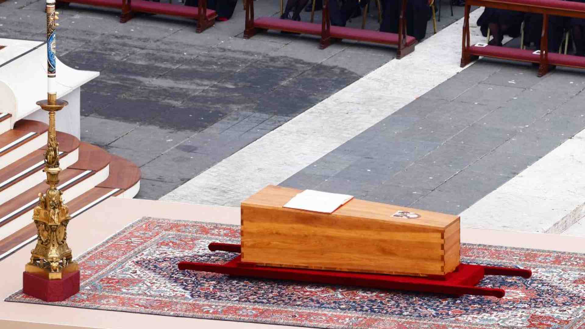 Immagine di Il testo del rogito inserito nella bara di Benedetto XVI