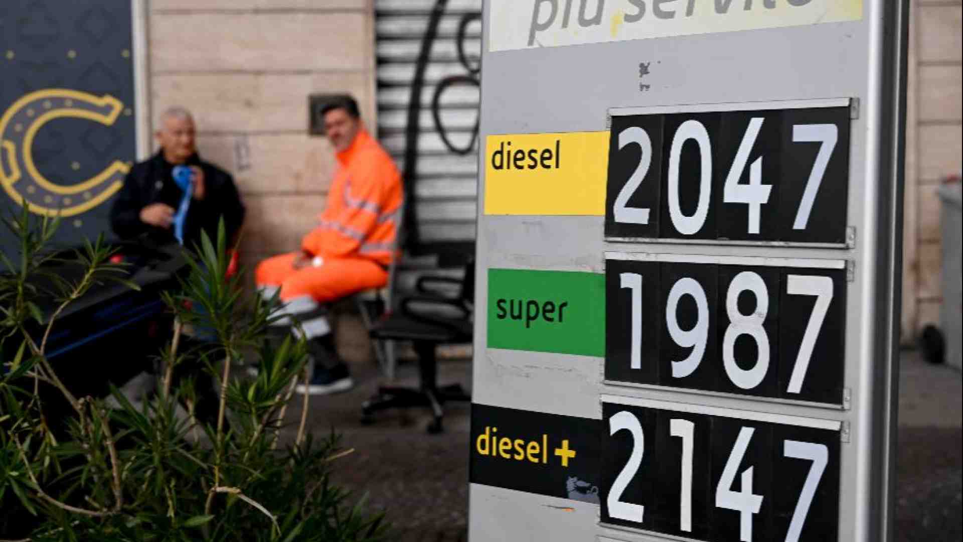 Immagine di Non è la "speculazione" a mandare i carburanti oltre i 2 euro al litro