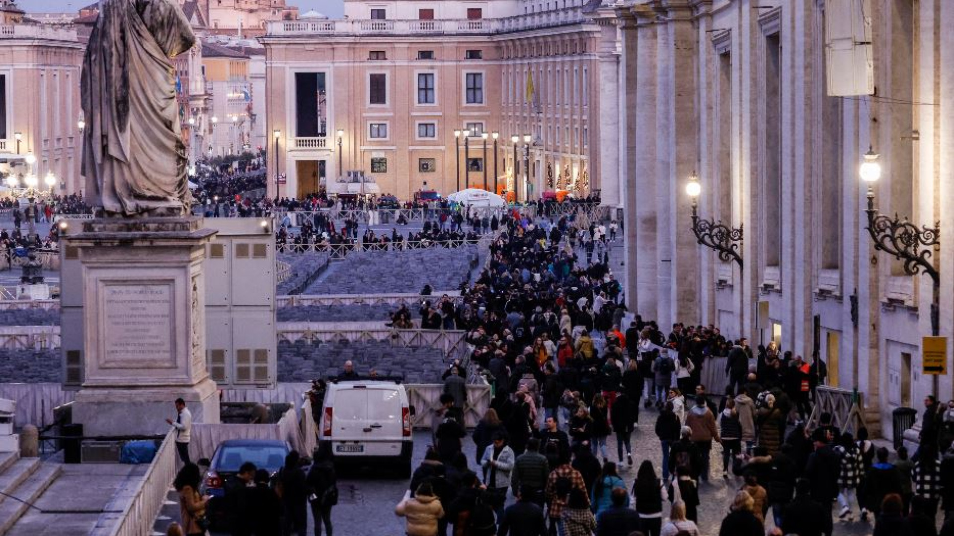 Immagine di L’abbraccio del mondo a Benedetto XVI. Francesco: grande maestro di catechesi