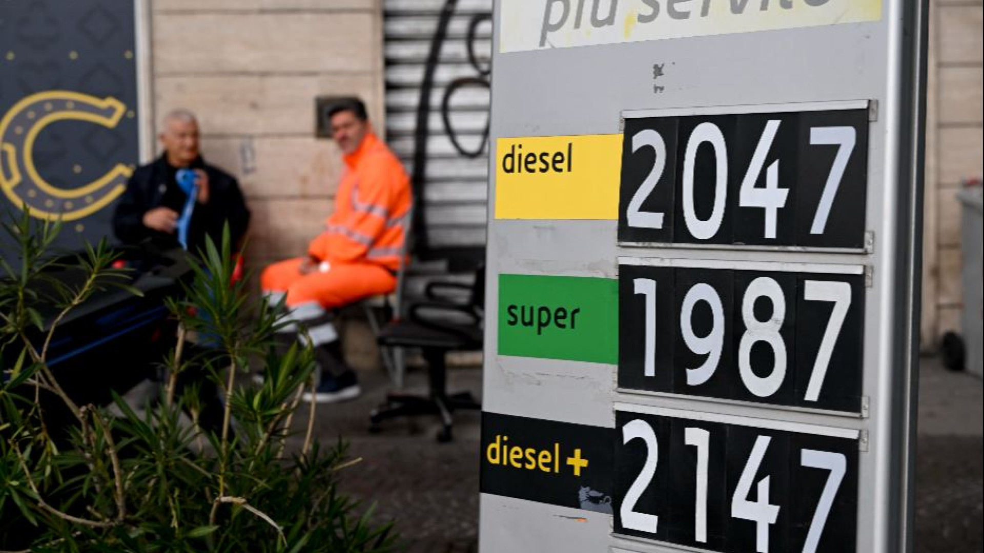 Immagine di Non è la "speculazione" a mandare i carburanti oltre i 2 euro al litro