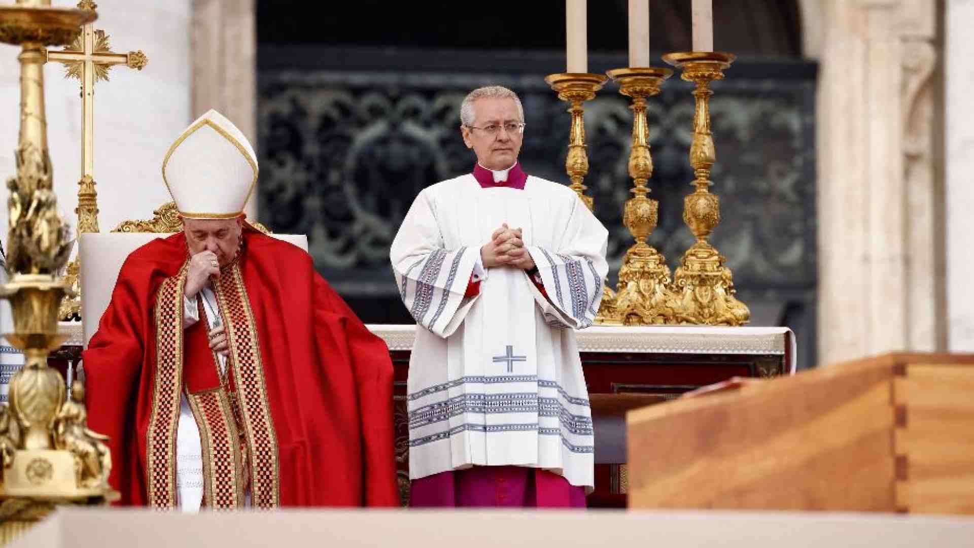 Immagine di I funerali di Benedetto XVI, Francesco: «Che la tua gioia sia perfetta»