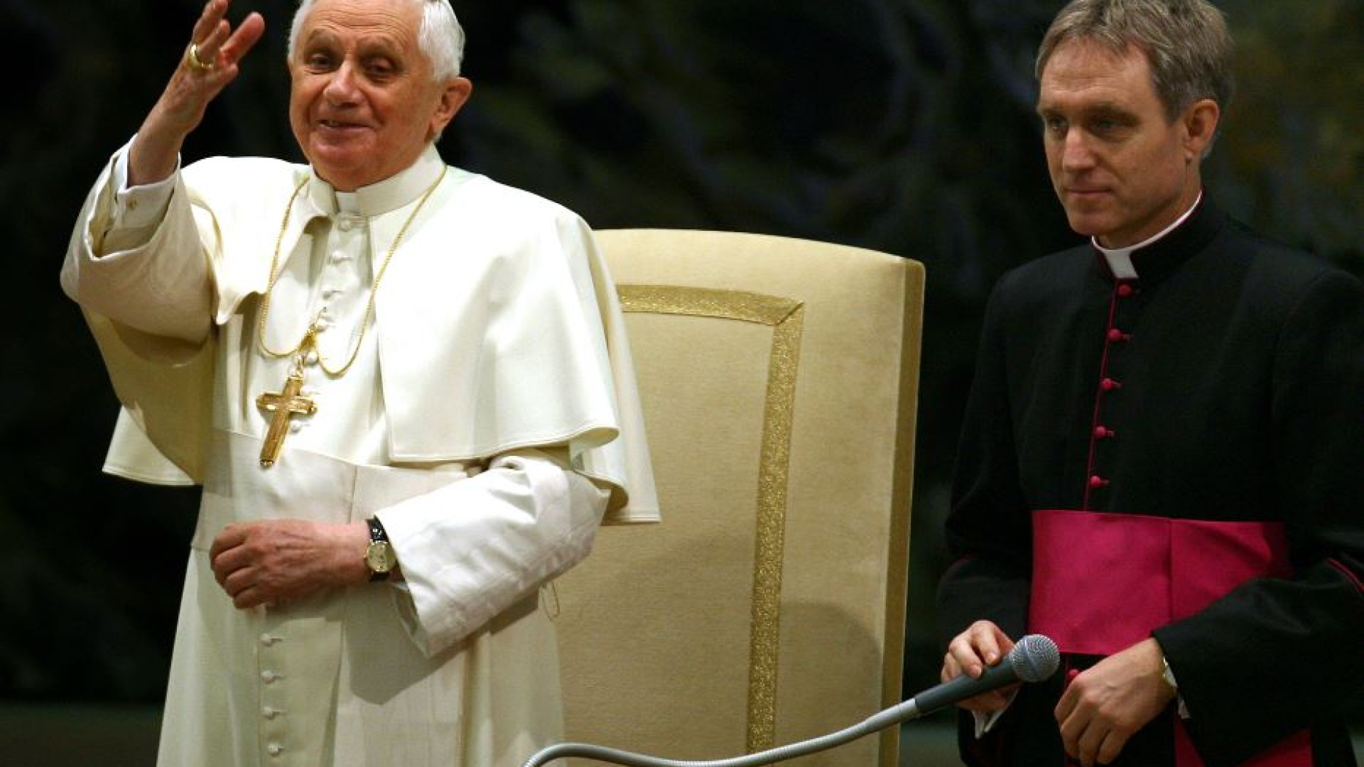 Immagine di Gänswein racconta le ultime ore del Papa emerito
