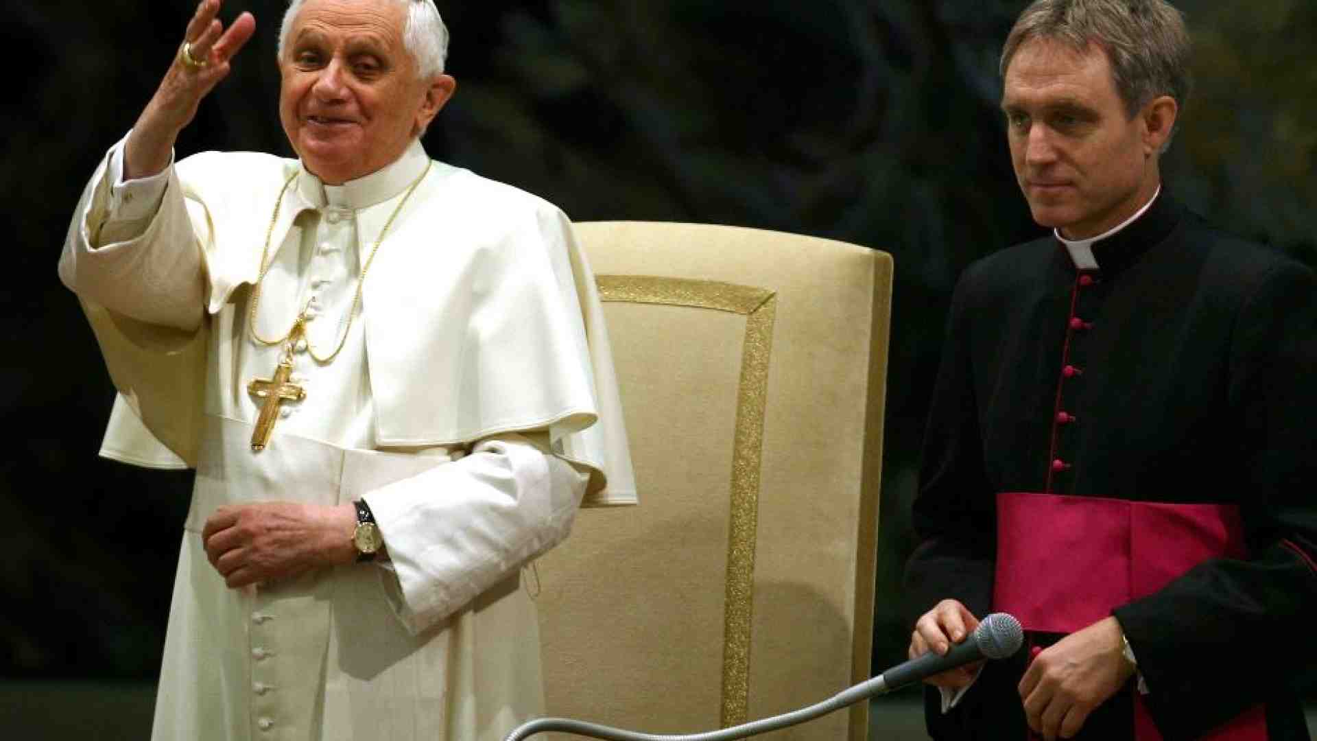 Immagine di Gänswein racconta le ultime ore del Papa emerito