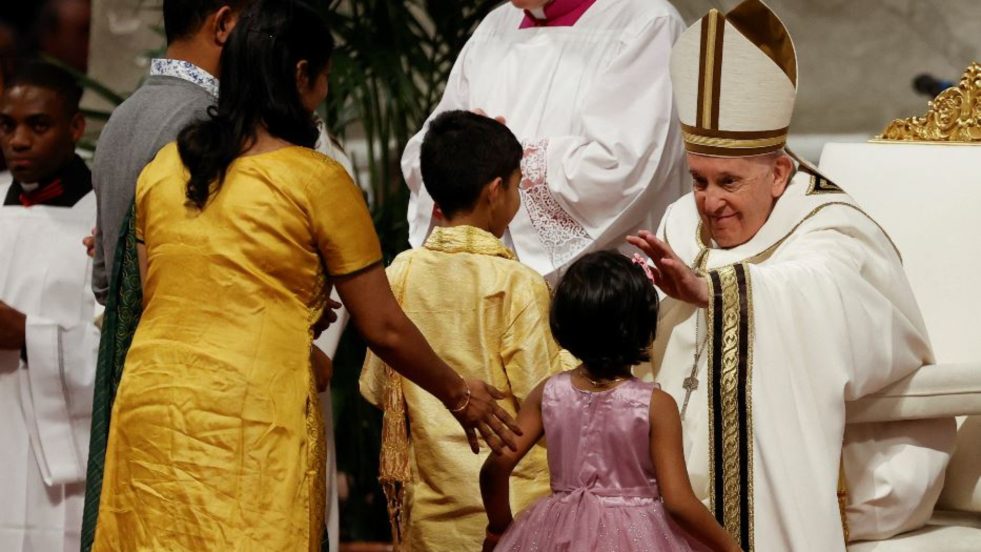 Immagine di Il Papa: "Adoriamo Dio e non le logiche seducenti ma vuote del male"