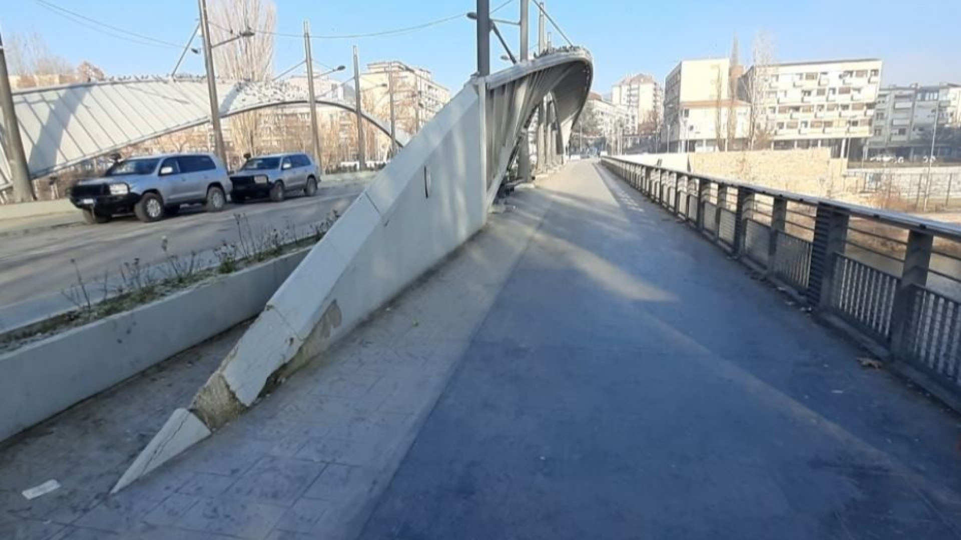 Immagine di Kosovska Mitrovica, città di serbi e albanesi divisi dal fiume. Anche a Natale