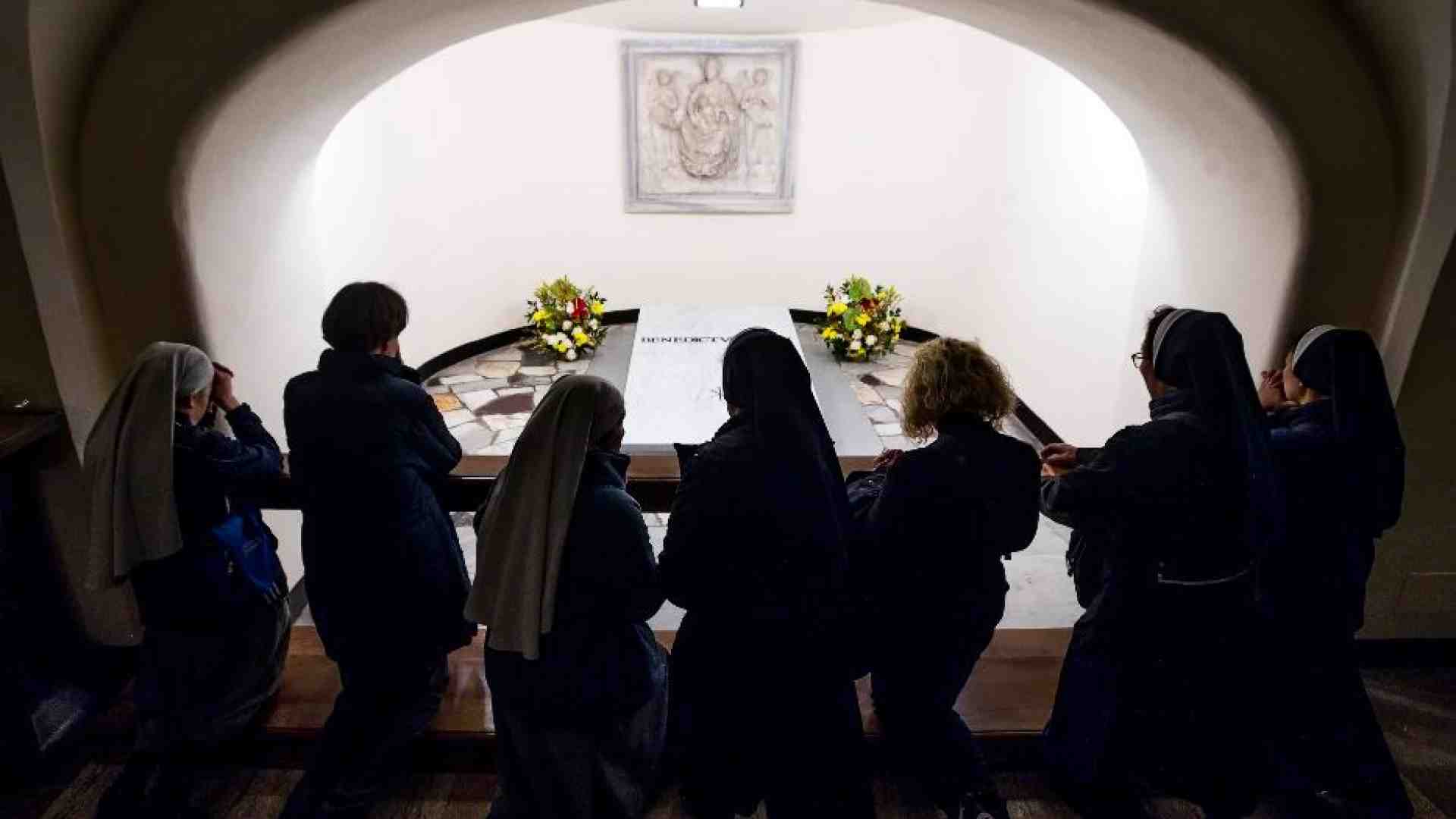 Immagine di Aperte le Grotte vaticane per la visita alla tomba di Benedetto XVI