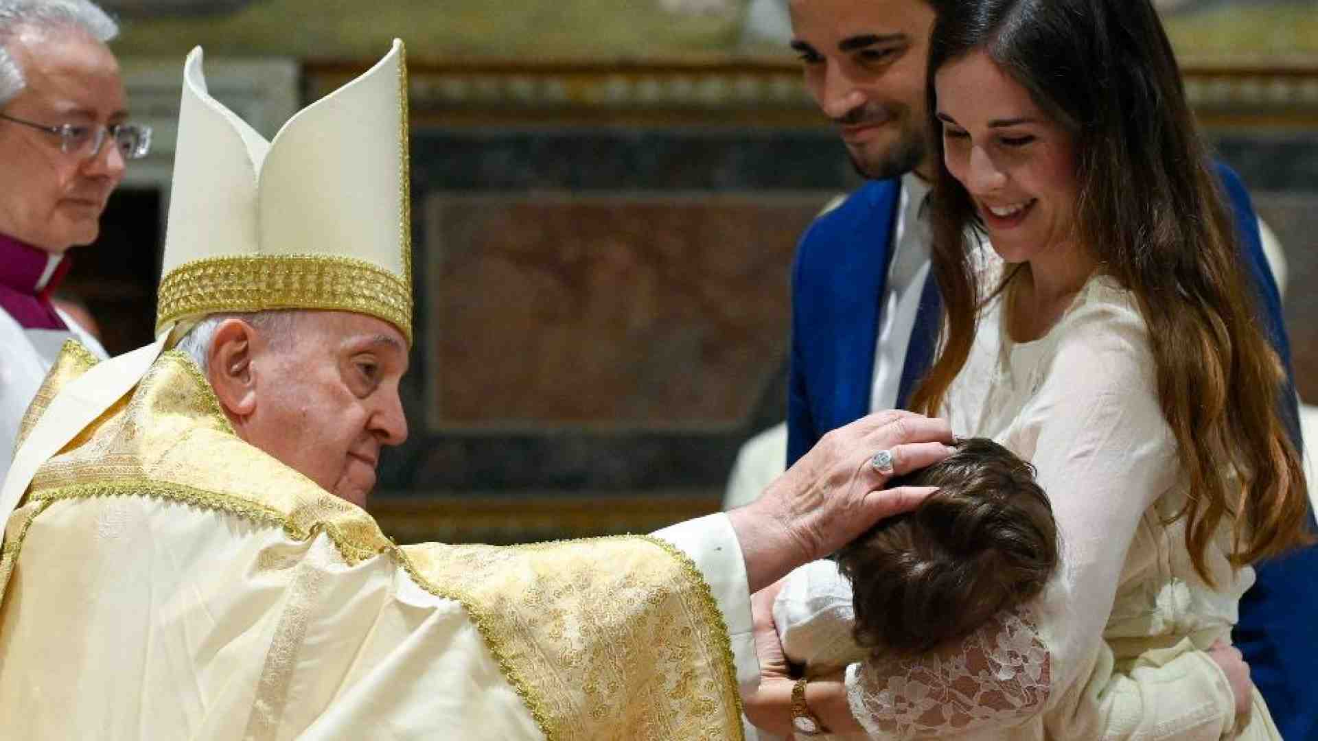 Immagine di Il Papa battezza 13 bambini: insegnate loro a pregare