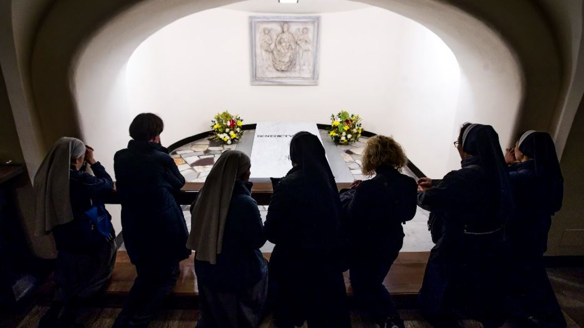 Immagine di Aperte le Grotte vaticane per la visita alla tomba di Benedetto XVI
