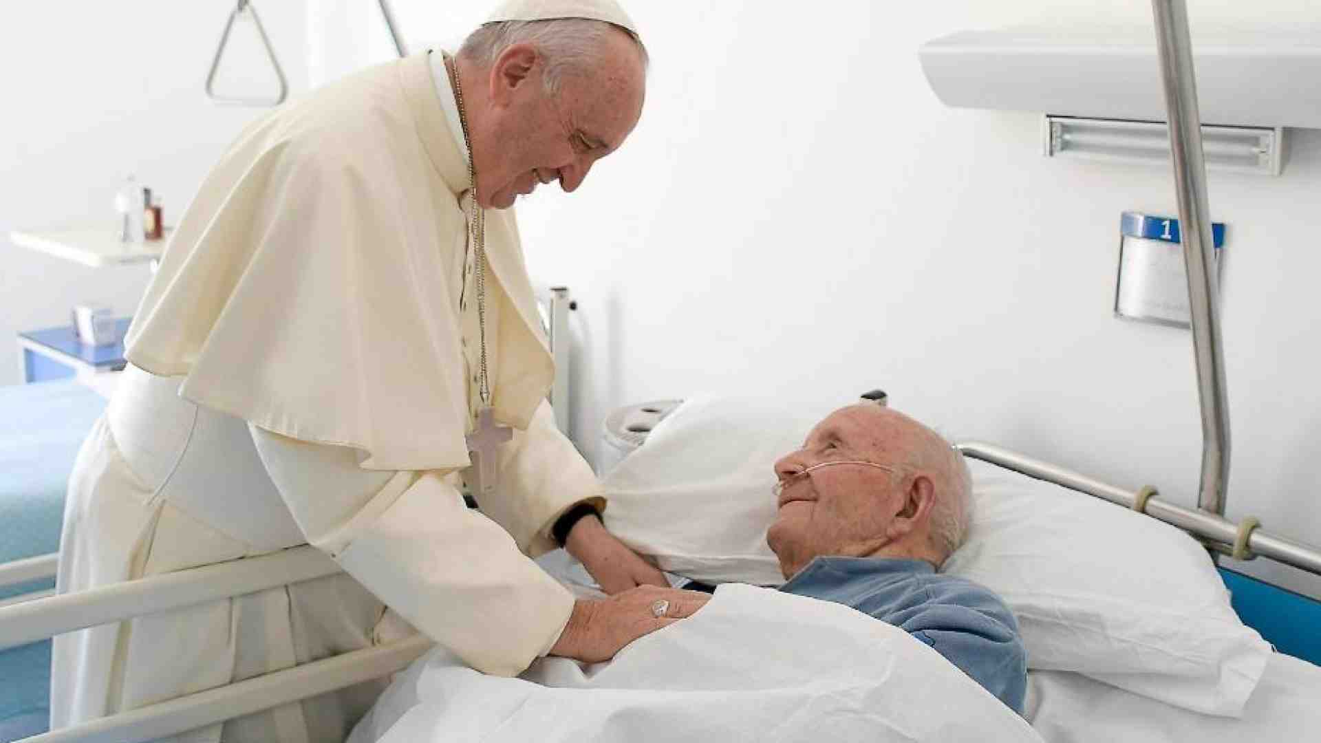 Immagine di Papa Francesco: contro la malattia cura e compassione