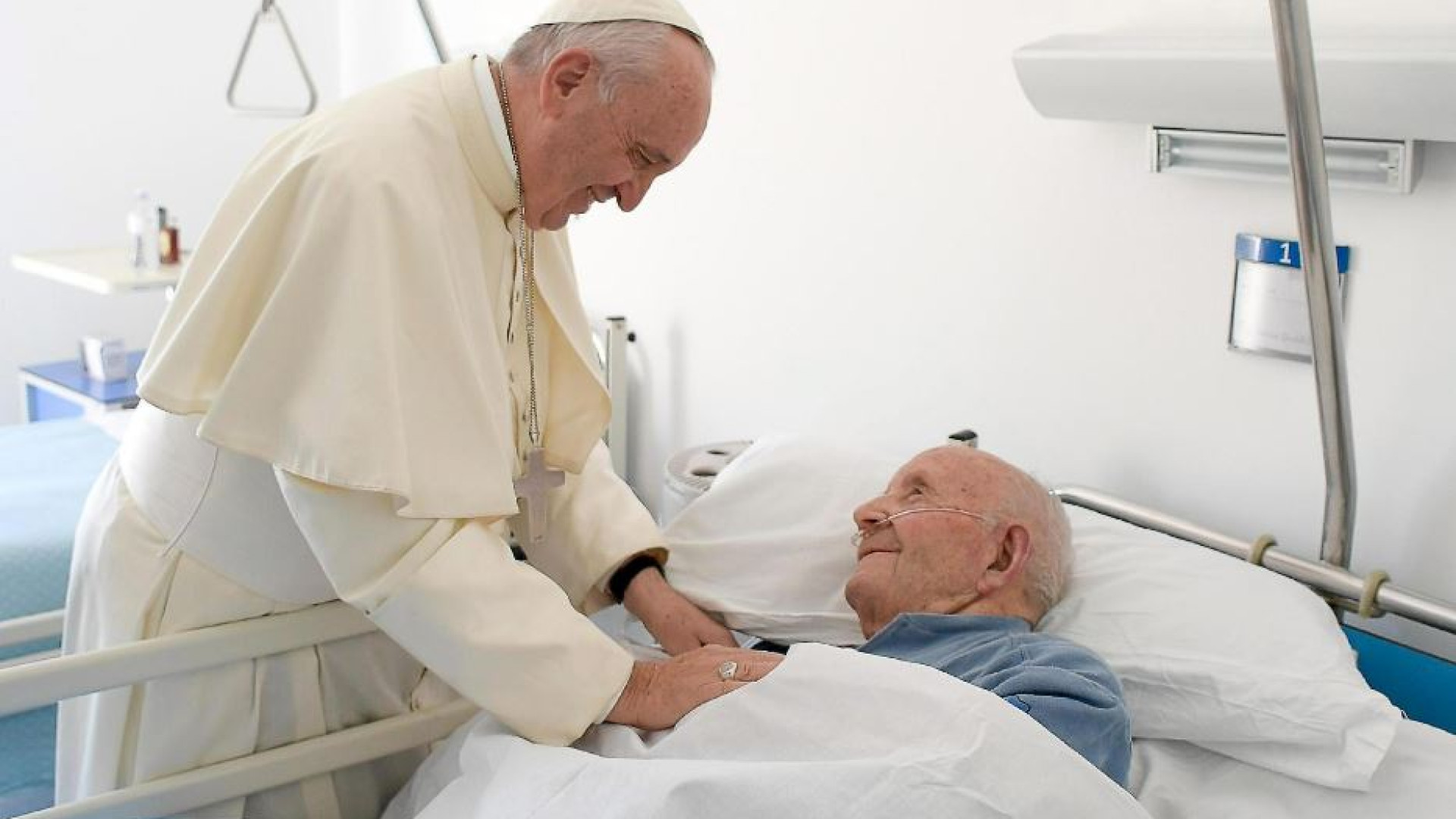Immagine di Papa Francesco: contro la malattia cura e compassione