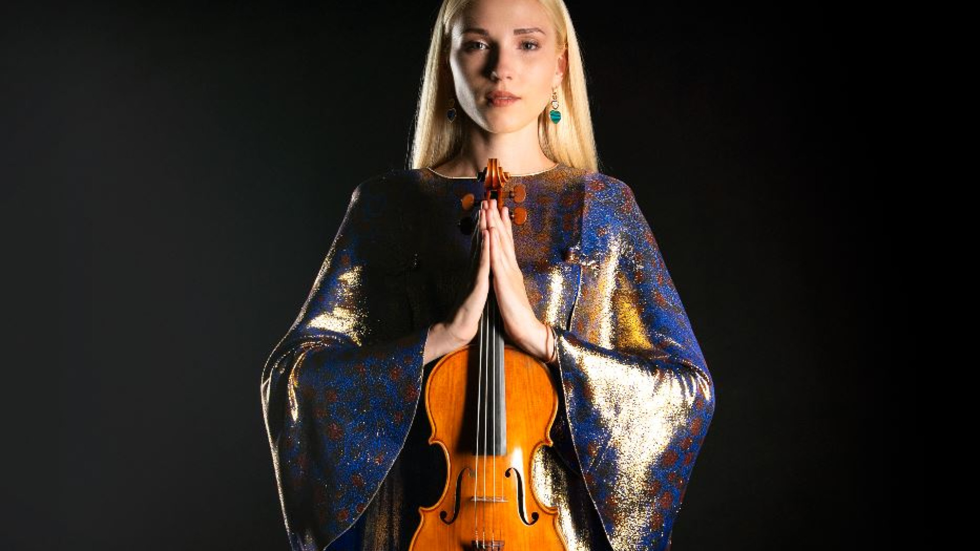 Immagine di Anastasiya Petryshak, l'angelo del violino suona per l'Ucraina