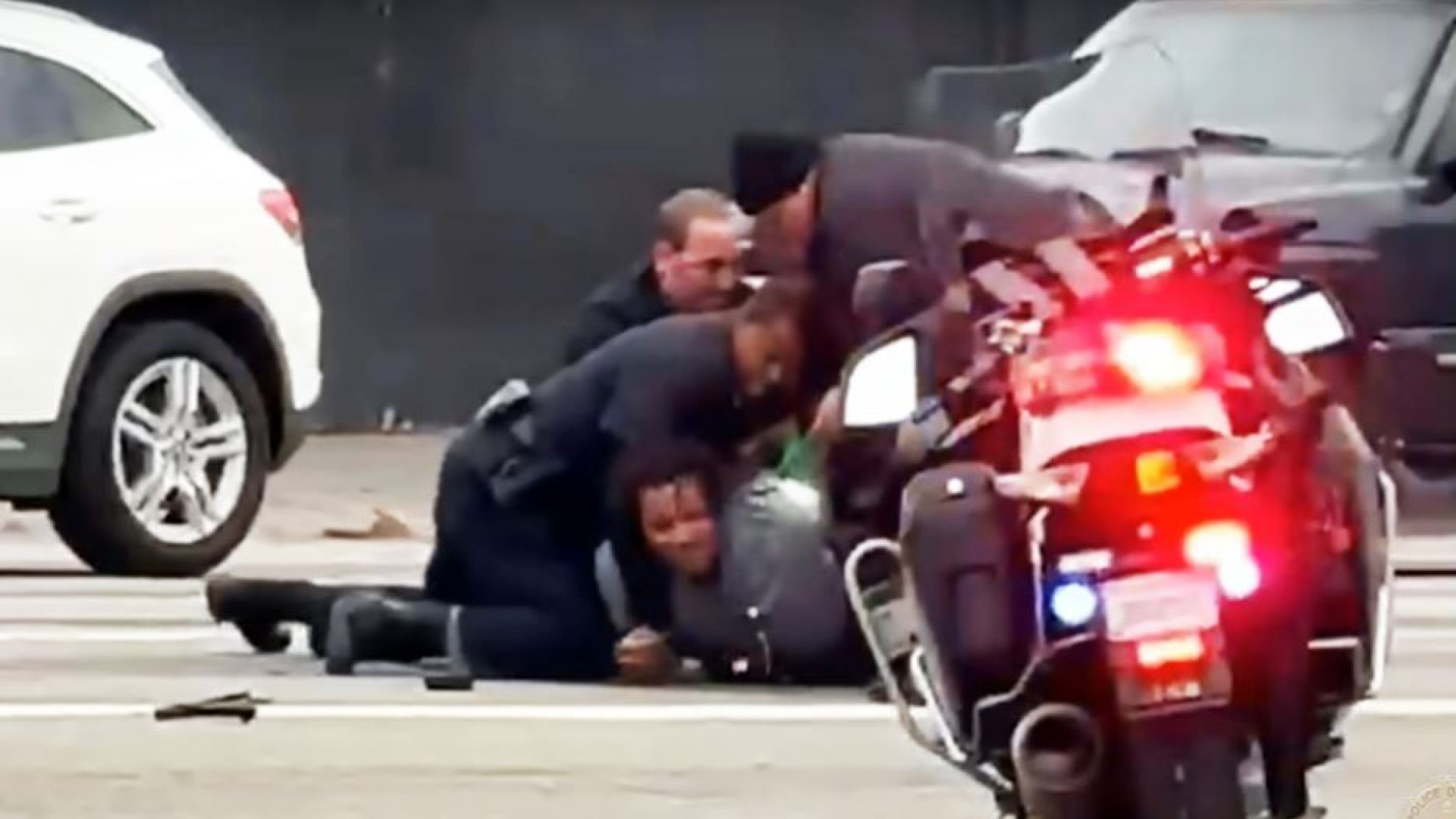 Immagine di Afroamericano ucciso in strada dalla polizia