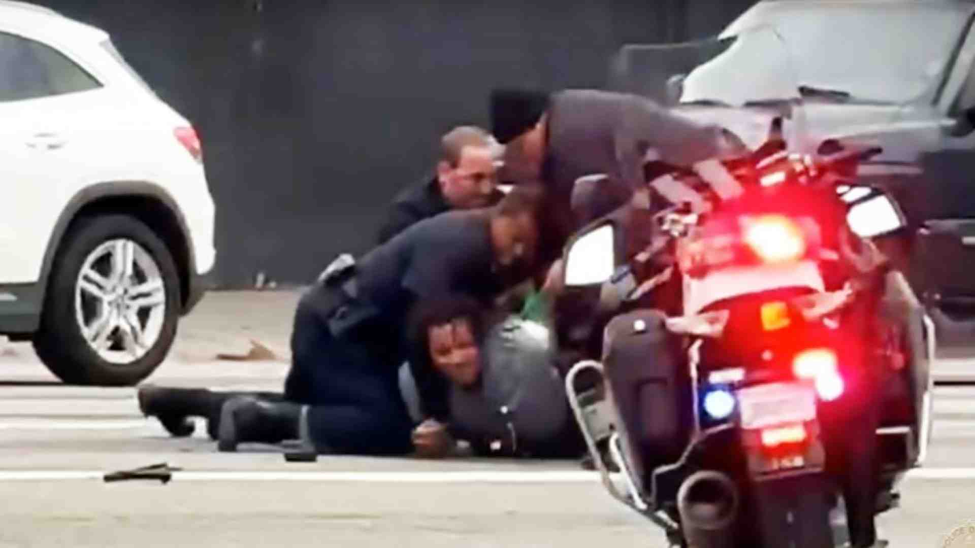 Immagine di Afroamericano ucciso in strada dalla polizia