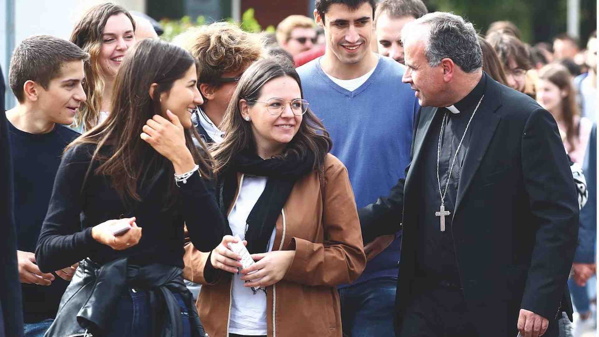 Immagine di Il vescovo Pompili bussa alla porta dei suoi fedeli