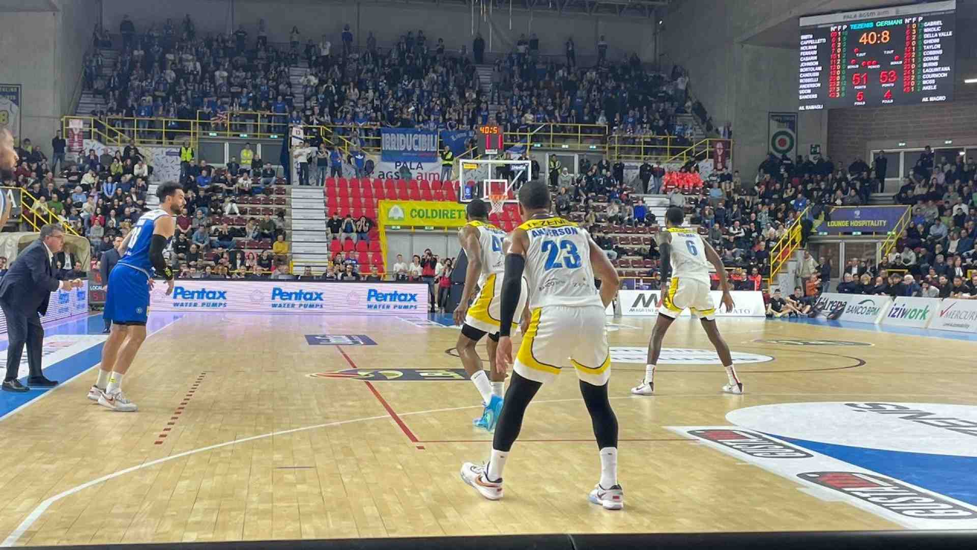 Immagine di La Tezenis esce alla distanza e batte Brescia 81-77