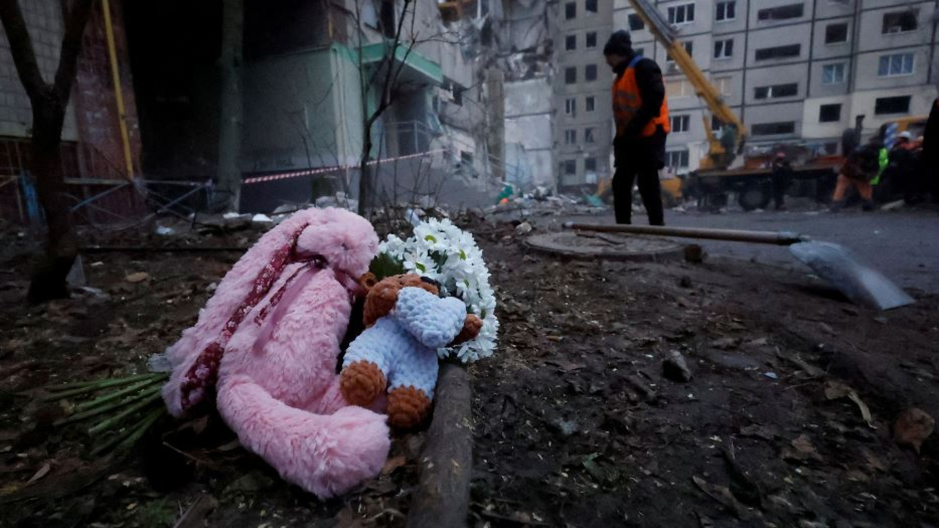 Immagine di Un altro bimbo estratto dal condominio di Dnipro: i morti sono 44