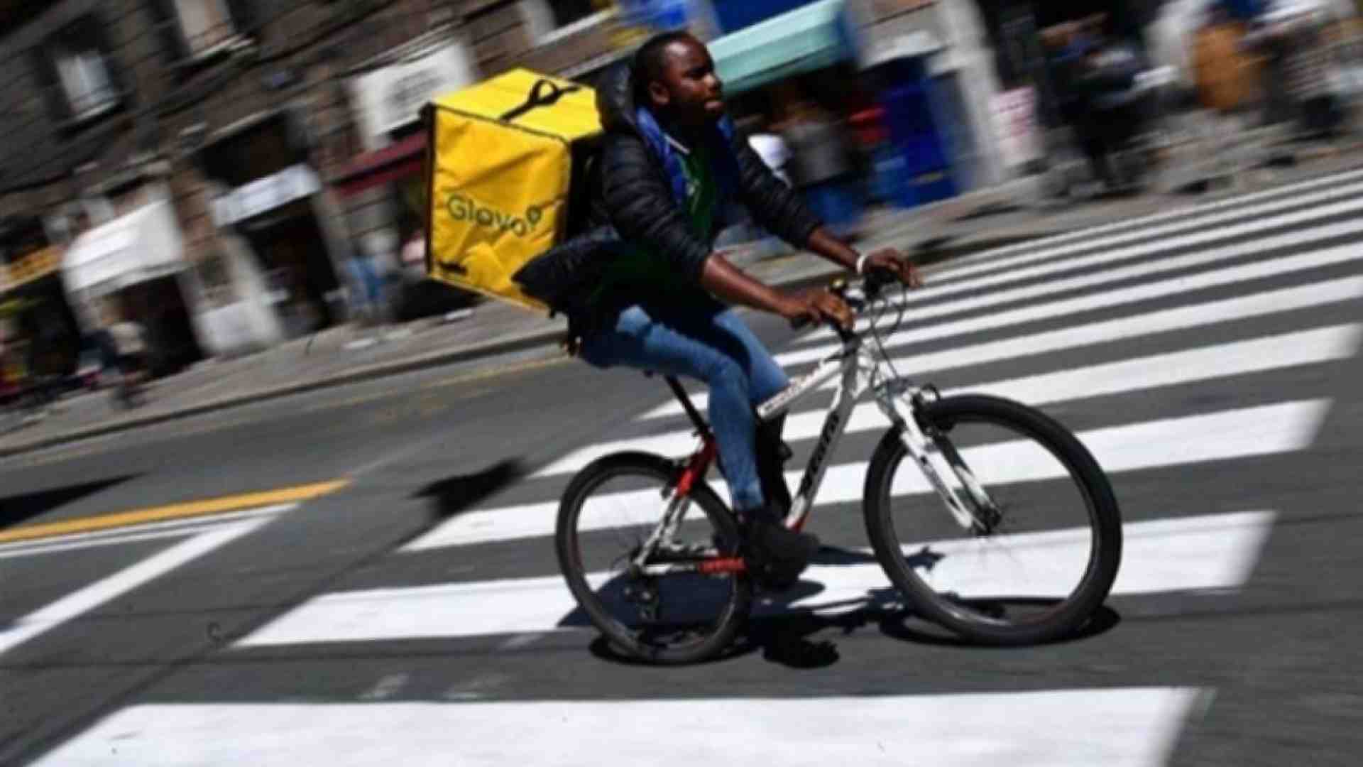Immagine di Il rider pedala 50 km per una consegna. È il momento di cambiare le regole