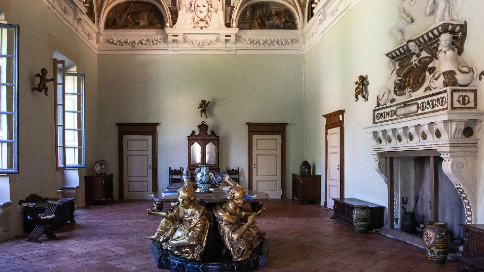 Immagine di Nel ciclo di affreschi arte, storia e favole