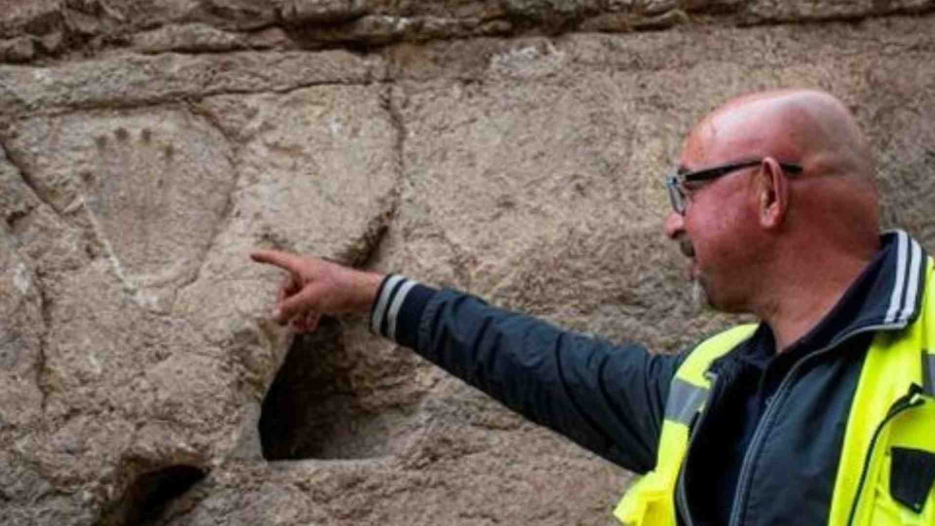 Immagine di Gerusalemme, misteriosa mano scolpita sul Muro Occidentale