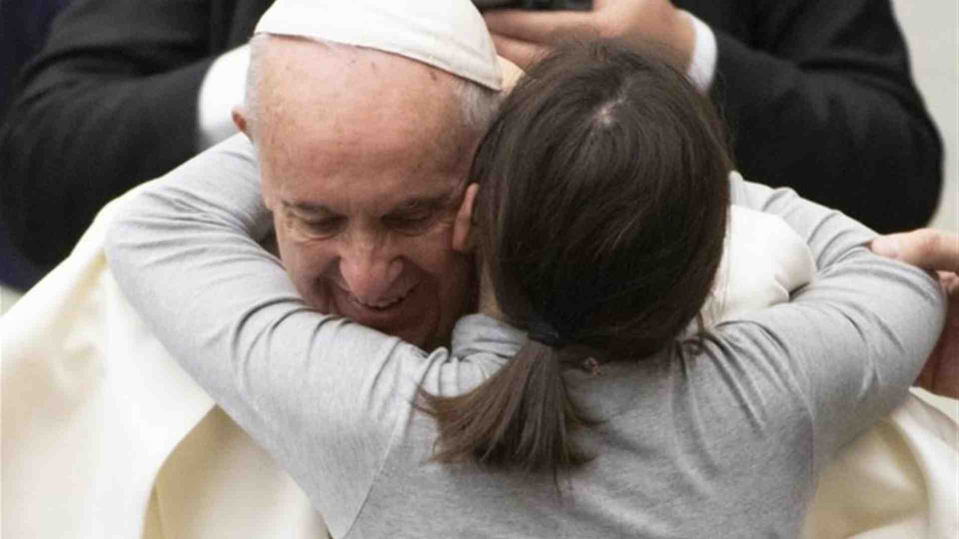 Immagine di Papa Francesco: la pace va ricercata coinvolgendo di più le donne
