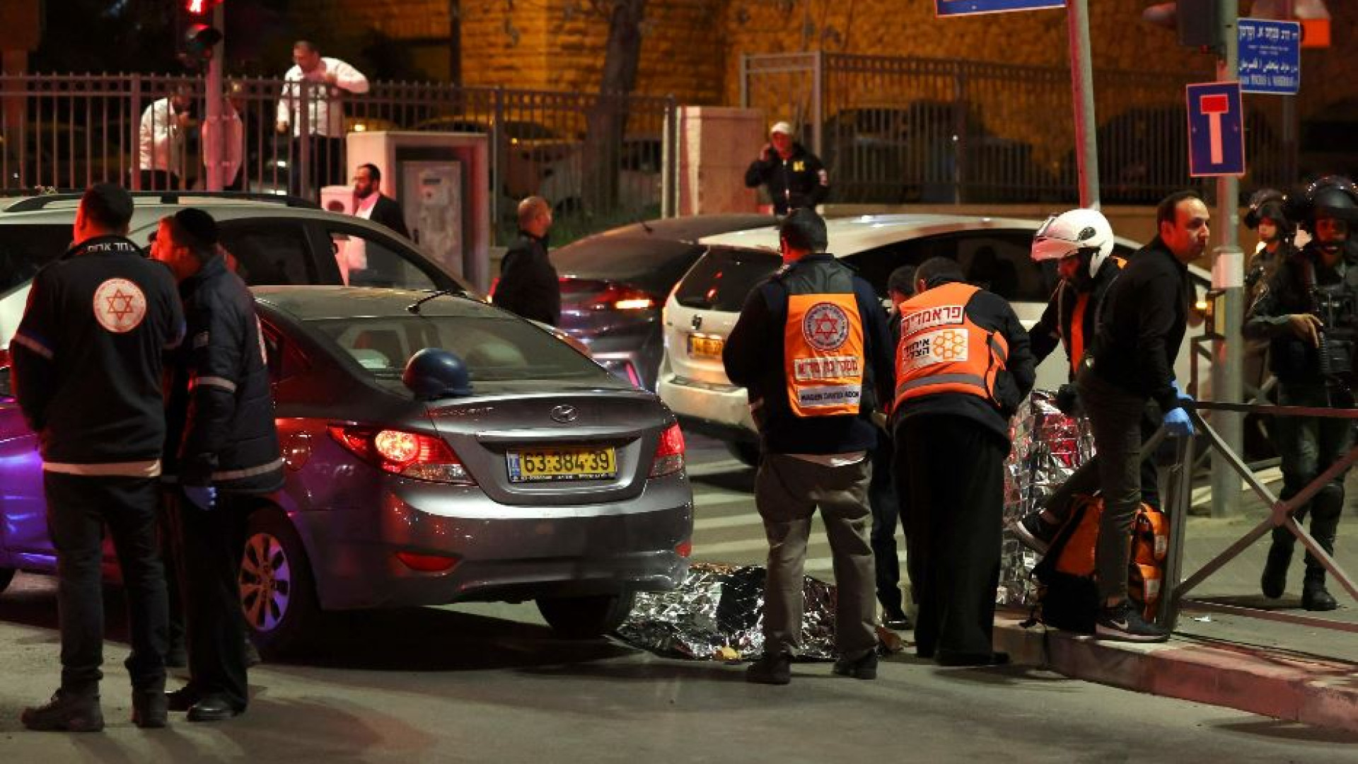 Immagine di Attacco armato vicino alla sinagoga, almeno 7 morti. Colpito l'attentatore
