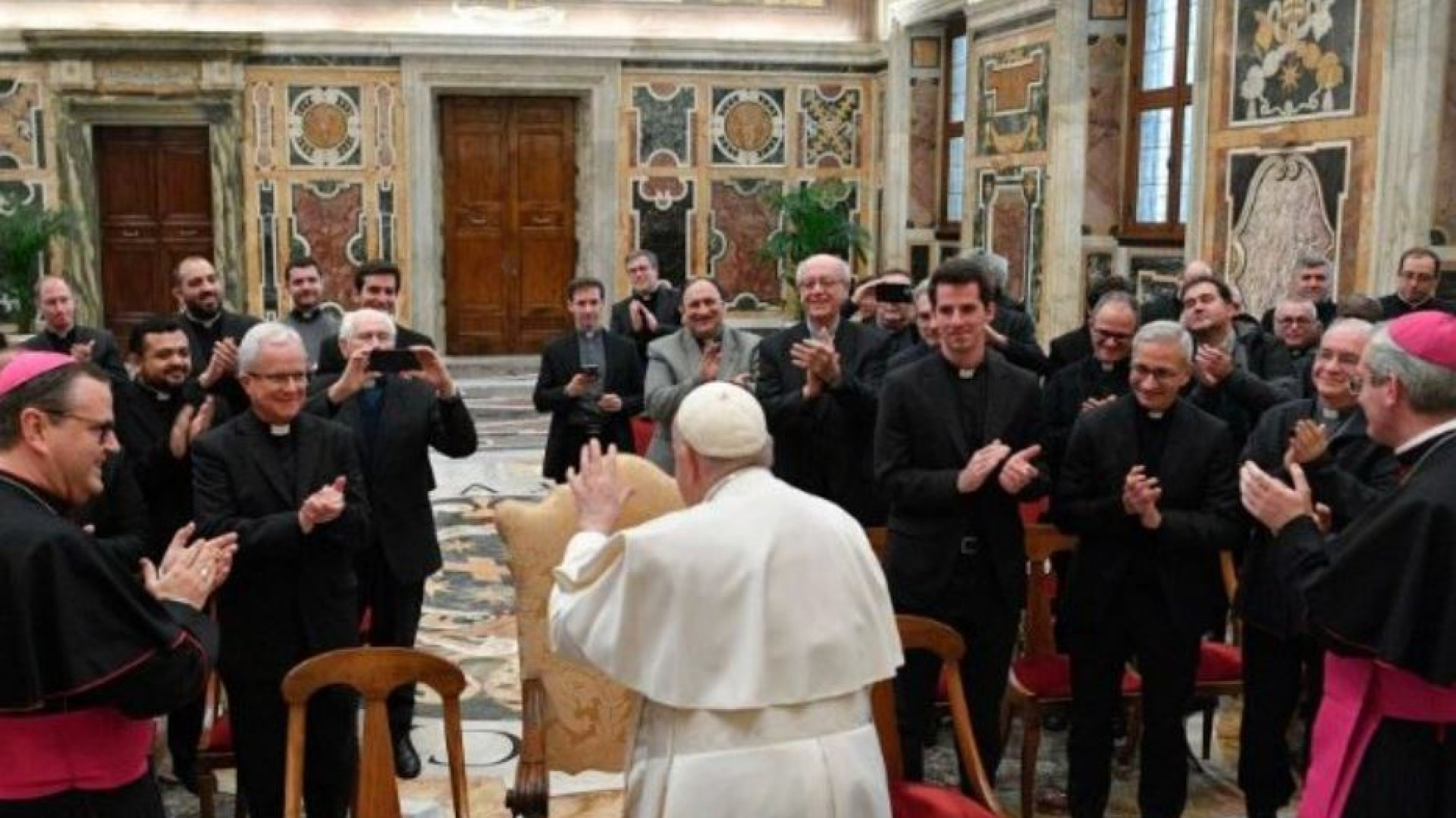 Immagine di Papa Francesco ai preti: ai giovani testimoniate misericordia e intimità con Dio
