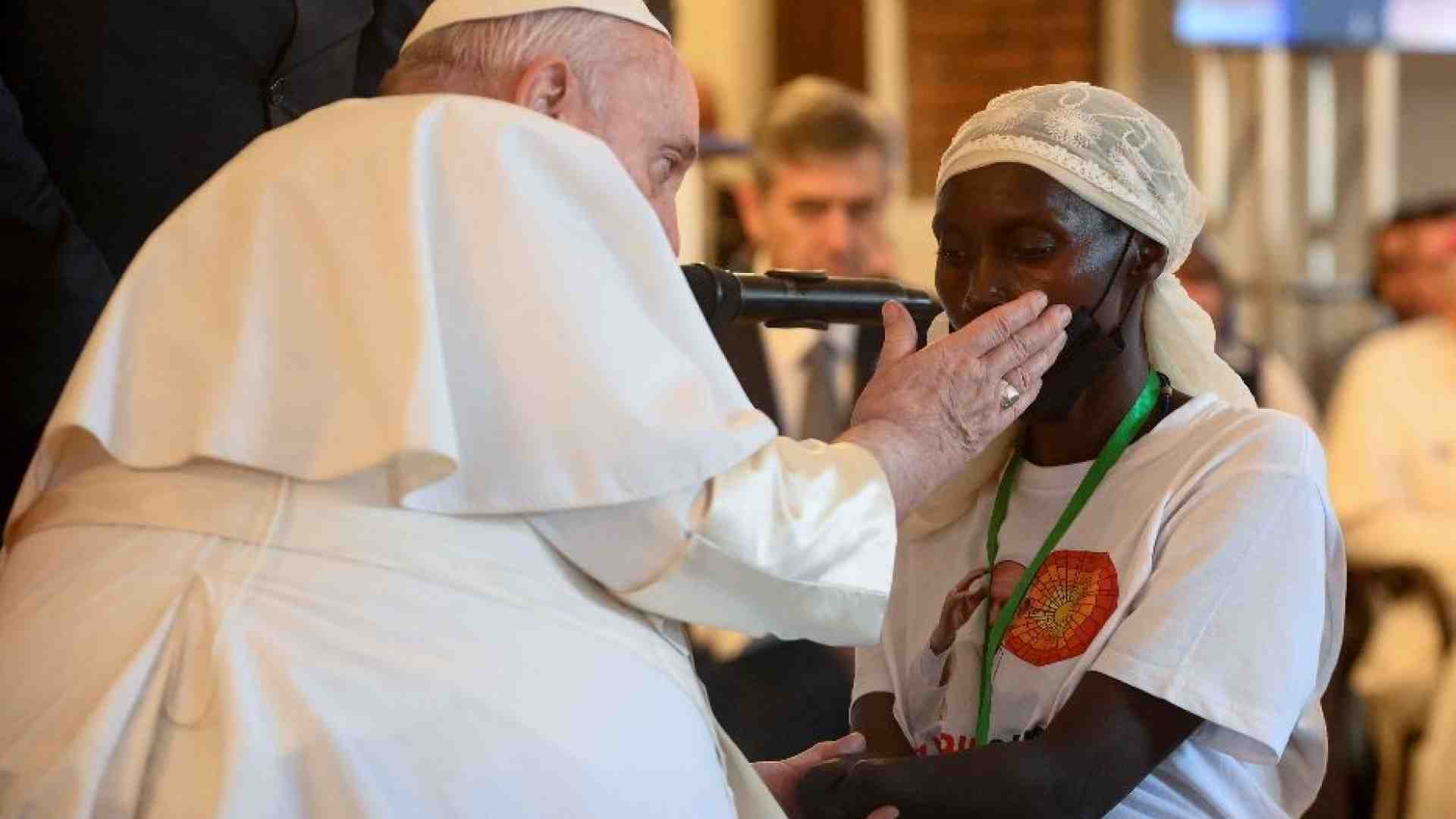 Immagine di L'accusa del Papa: «Massacri, violenze e stupri per l'avidità di denaro»