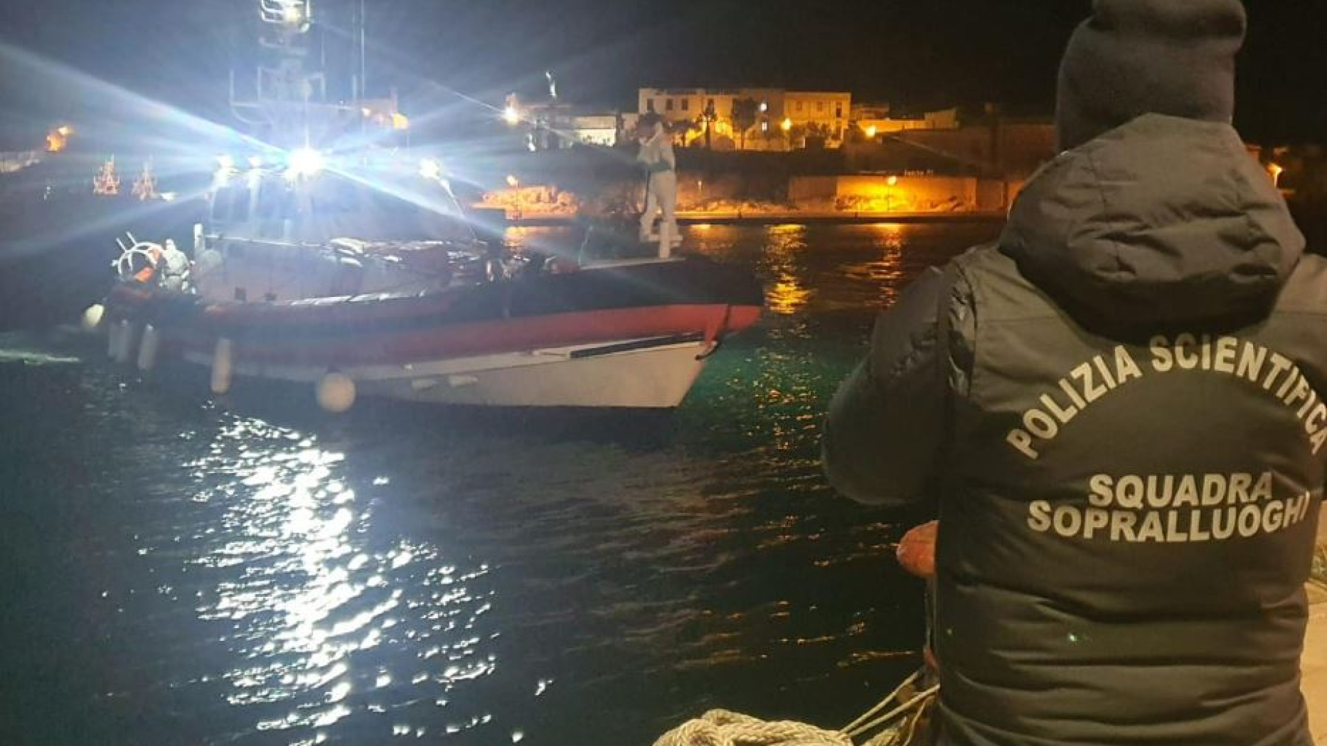 Immagine di Morti in mare, due dispersi tra cui un neonato. La Procura apre un'inchiesta