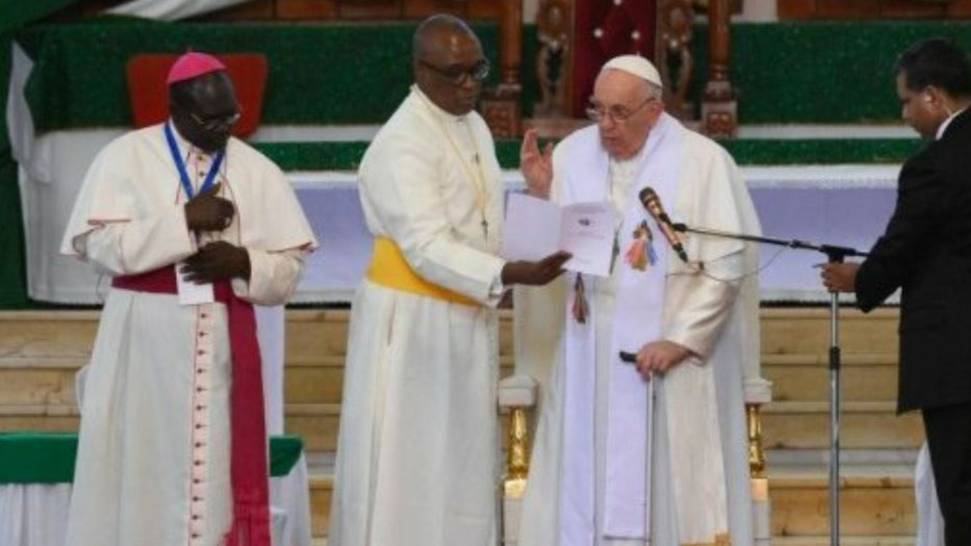 Immagine di Il Papa ai vescovi: state in mezzo alla vostra gente