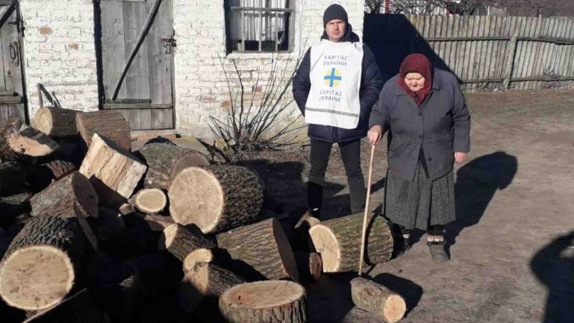 Immagine di Nadiya, l'ultima abitante di Svitlychne che vive grazie alla legna solidale