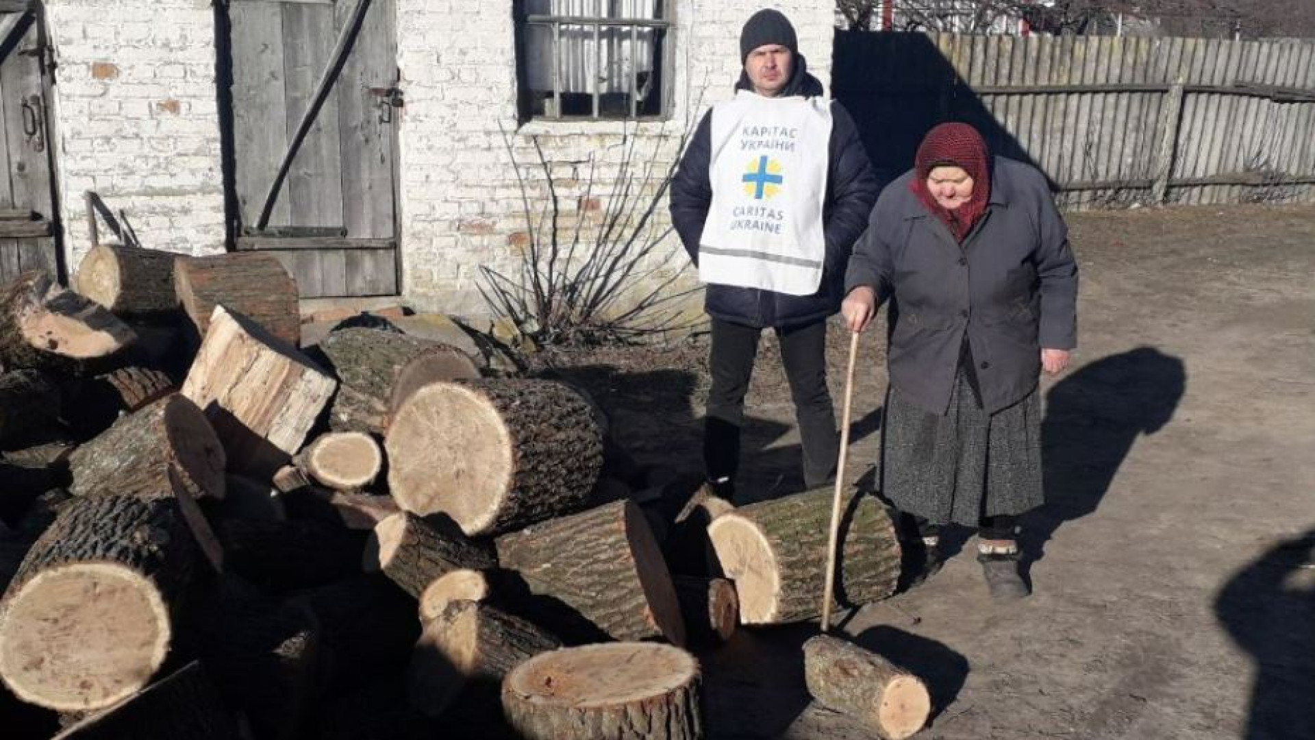 Immagine di Nadiya, l'ultima abitante di Svitlychne che vive grazie alla legna solidale
