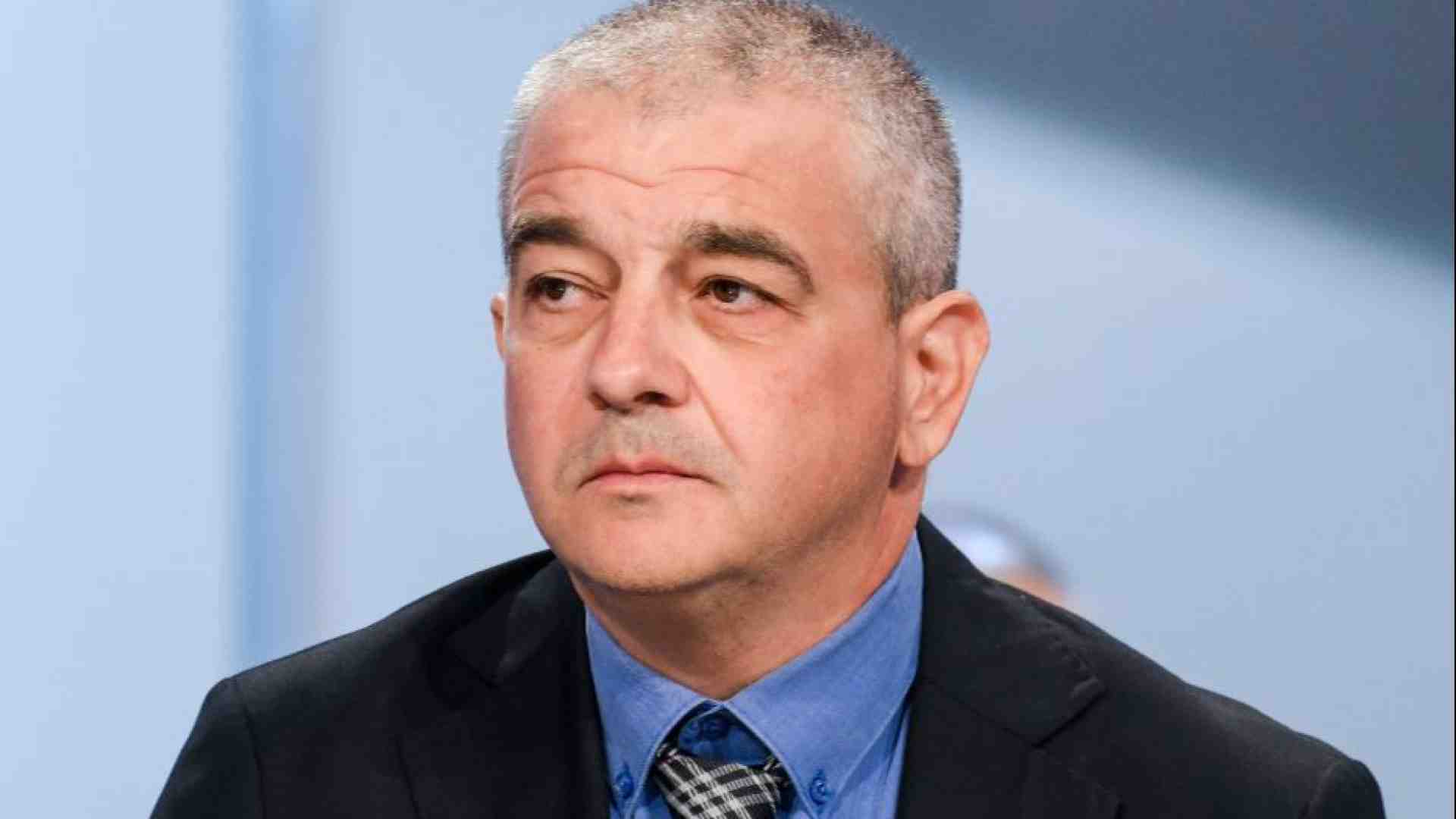 Immagine di Insegnare a sparare nelle scuole: polemica sulle parole di Fazzolari