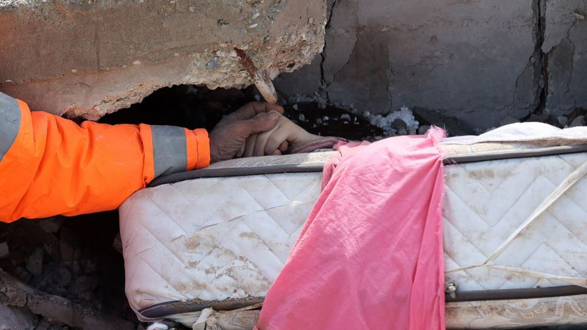 Immagine di Turchia e Siria, si scava per salvare i sopravvissuti. La preghiera del Papa