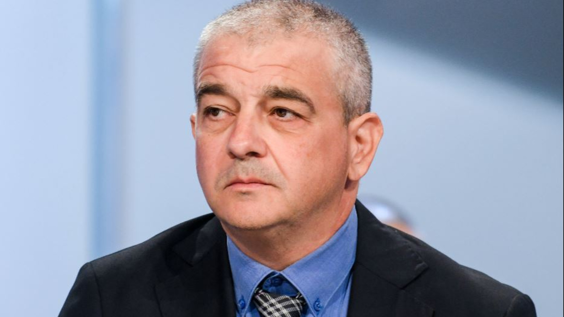 Immagine di Insegnare a sparare nelle scuole: polemica sulle parole di Fazzolari